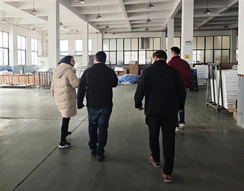 カナダの請負業者が建物のガラスと窓の統合ソリューションを求めて MIGO GLASS を訪問