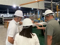 英国の顧客が合わせガラス手すりの生産と品質管理を検査するためにMIGO GLASS工場を訪問